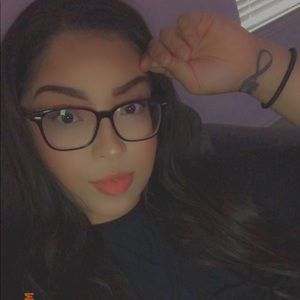 Meet your Posher, Estefania